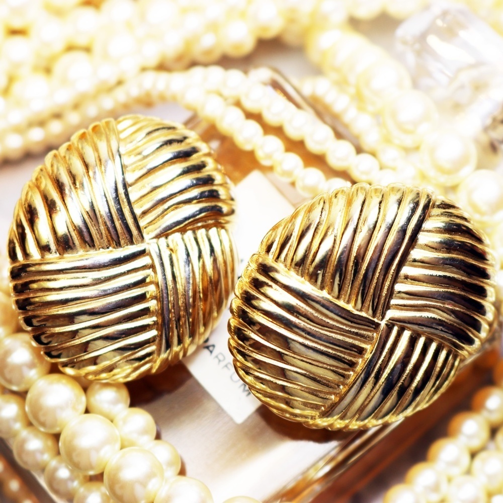 ⚜️ Vintage Givenchy Bijoux Runway Ribbed Gold Knot Clip-On Earrings - Picture 15 of 16